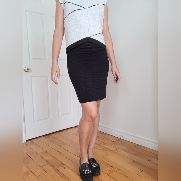 Sarah Pacini Black Ribbed Pencil Skirt - Picture 4 of 6